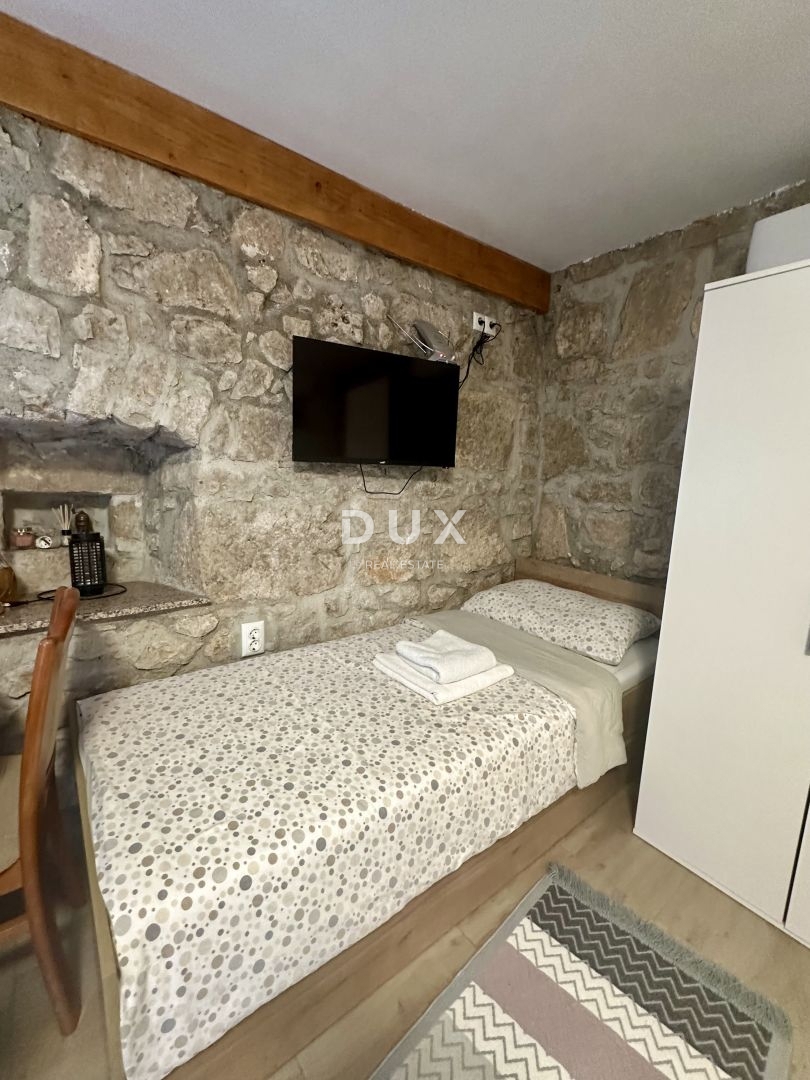 CRIKVENICA, BELGRADO - casa con due appartamenti con vista mare + cortile + casa da ristrutturare! OCCASIONE!!!