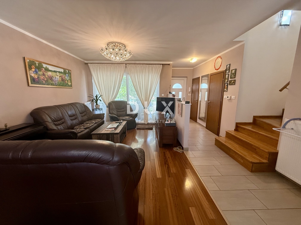 KOSTRENA - 3 camere da letto + soggiorno in un nuovo edificio con giardino e vista mare!