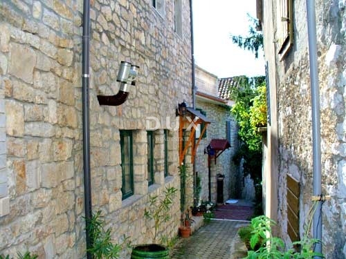 MURTER, BETINA - OCCASIONE! Affascinante casa in pietra su 3 piani