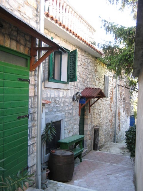 MURTER, BETINA - OCCASIONE! Affascinante casa in pietra su 3 piani