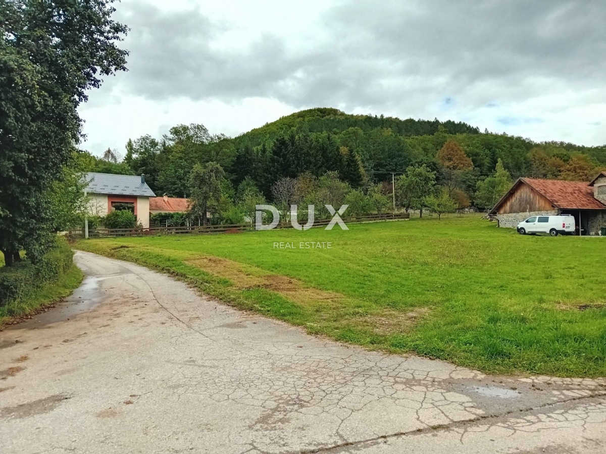 LIKA, OTOČAC, PROZOR - terreno edificabile di 2000 m2 vicino al fiume Gacka per condomini - appartamenti / case familiari / case in affitto con piscina 