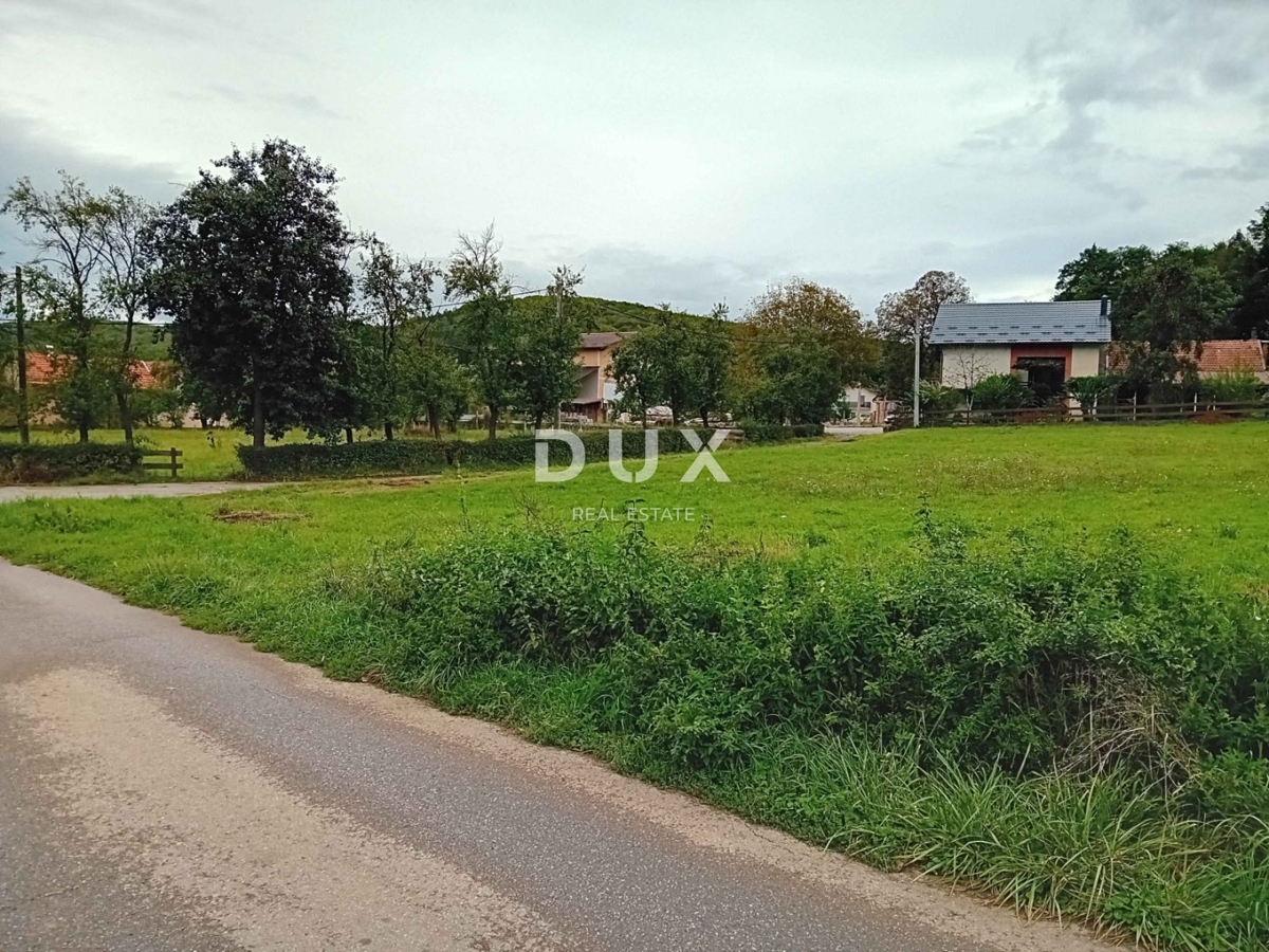 LIKA, OTOČAC, PROZOR - terreno edificabile di 2000 m2 vicino al fiume Gacka per condomini - appartamenti / case familiari / case in affitto con piscina 