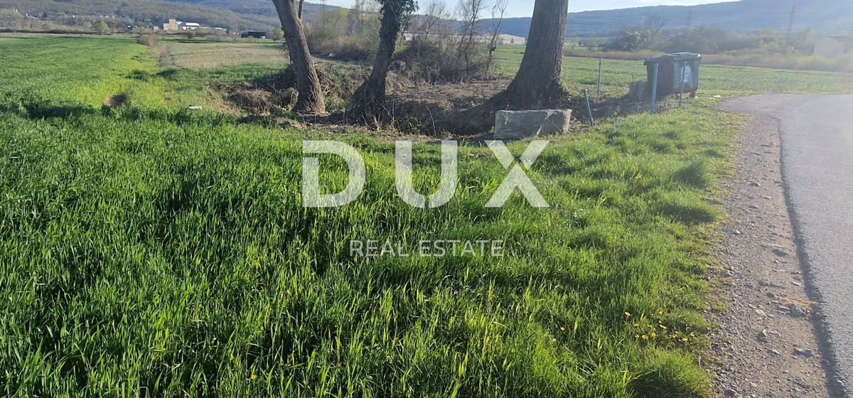 ISTRIA, KRŠAN - Terreno agricolo in un insediamento lungo una strada asfaltata