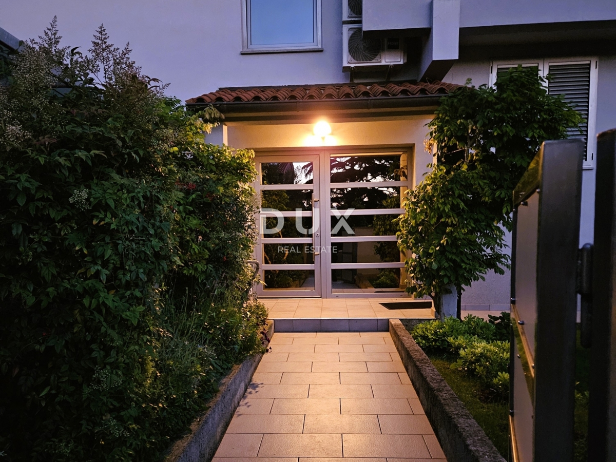 POLA, PJEŠČANA UVALA - appartamento superbamente arredato con terrazza a soli 150 metri dal mare, parcheggio