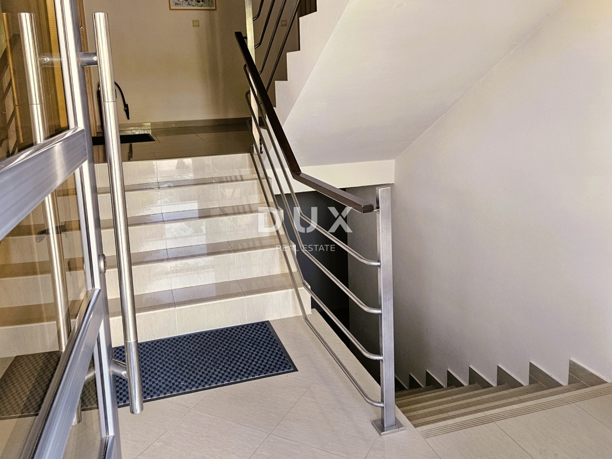 POLA, PJEŠČANA UVALA - appartamento superbamente arredato con terrazza a soli 150 metri dal mare, parcheggio