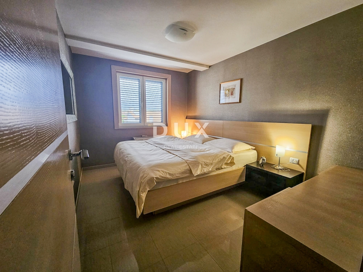 POLA, PJEŠČANA UVALA - appartamento superbamente arredato con terrazza a soli 150 metri dal mare, parcheggio