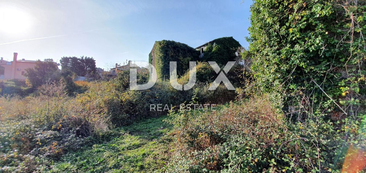 ISTRIA, MOMJAN – Terreno edificabile con vista e costruzioni in pietra