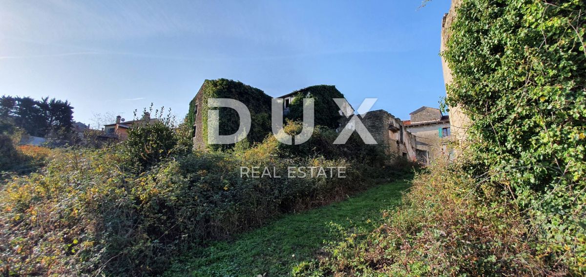 ISTRIA, MOMJAN – Terreno edificabile con vista e costruzioni in pietra