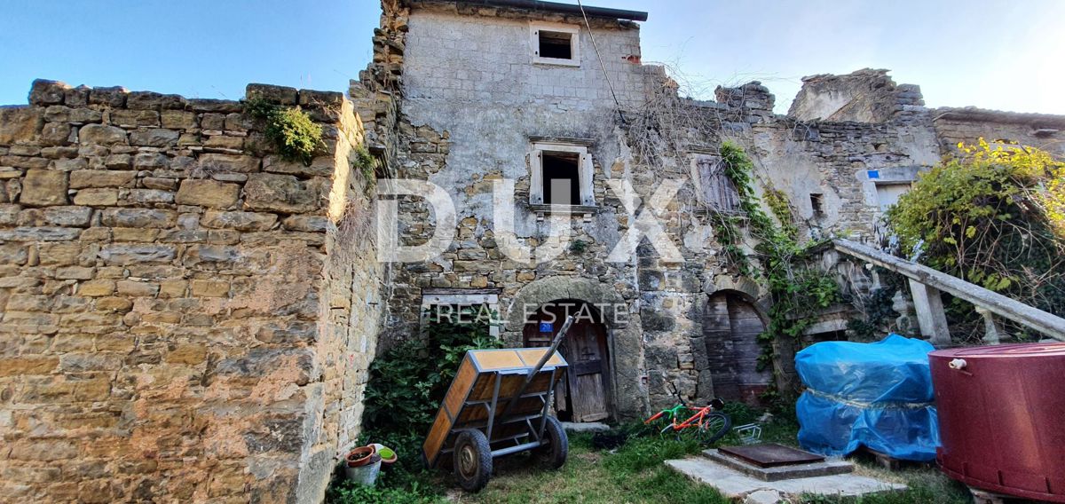 ISTRIA, MOMJAN – Terreno edificabile con vista e costruzioni in pietra