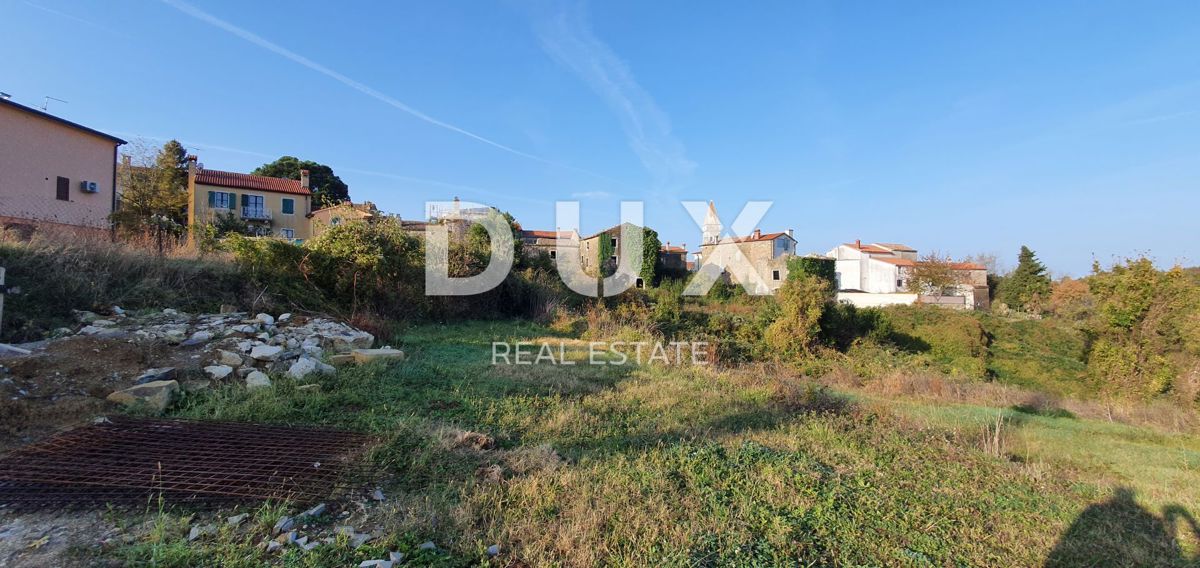 ISTRIA, MOMJAN – Terreno edificabile con vista e costruzioni in pietra