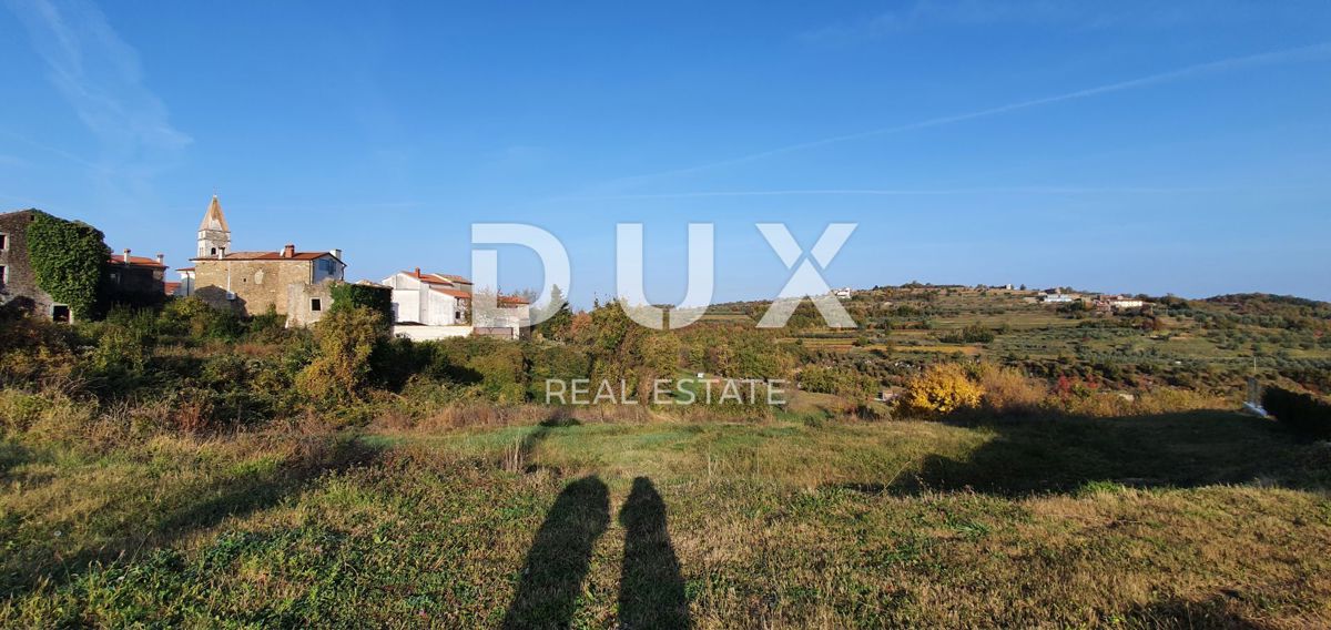 ISTRIA, MOMJAN – Terreno edificabile con vista e costruzioni in pietra