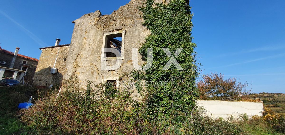 ISTRIA, MOMJAN – Terreno edificabile con vista e costruzioni in pietra