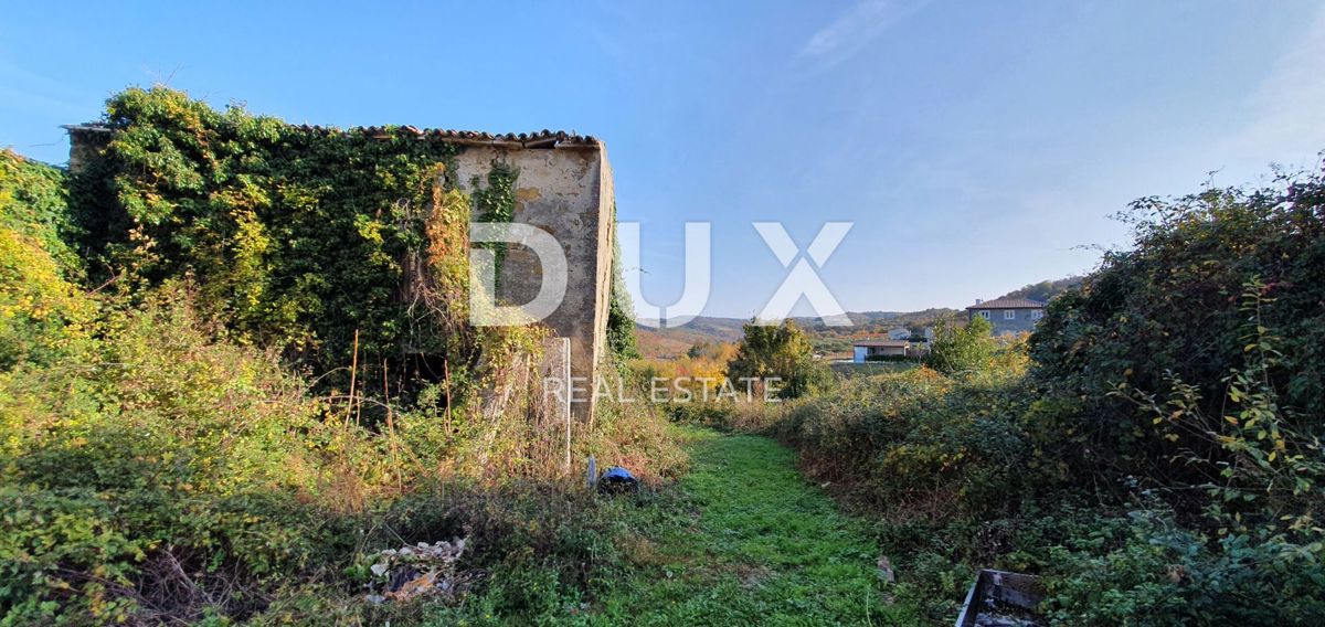 ISTRIA, MOMJAN – Terreno edificabile con vista e costruzioni in pietra