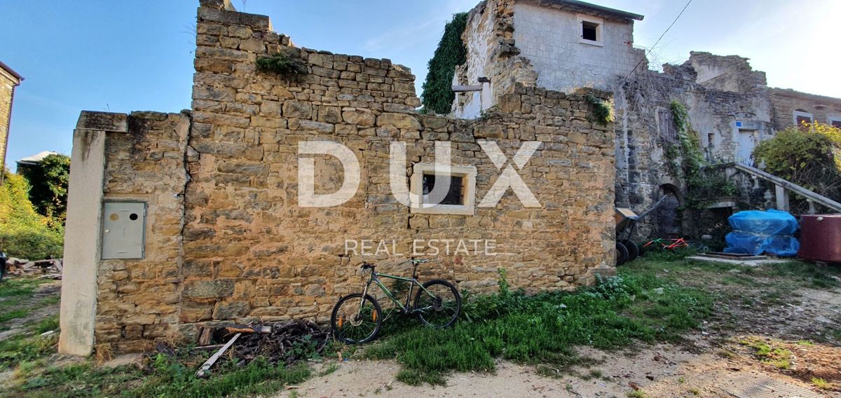 ISTRIA, MOMJAN – Terreno edificabile con vista e costruzioni in pietra