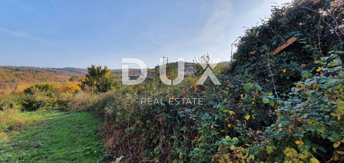 ISTRIA, MOMJAN – Terreno edificabile con vista e costruzioni in pietra