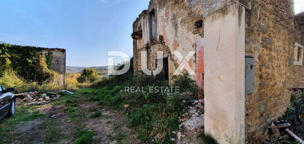 ISTRIA, MOMJAN – Terreno edificabile con vista e costruzioni in pietra