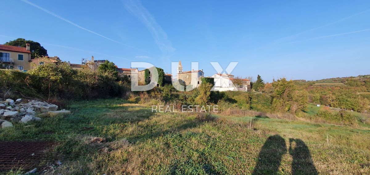 ISTRIA, MOMJAN – Terreno edificabile con vista e costruzioni in pietra