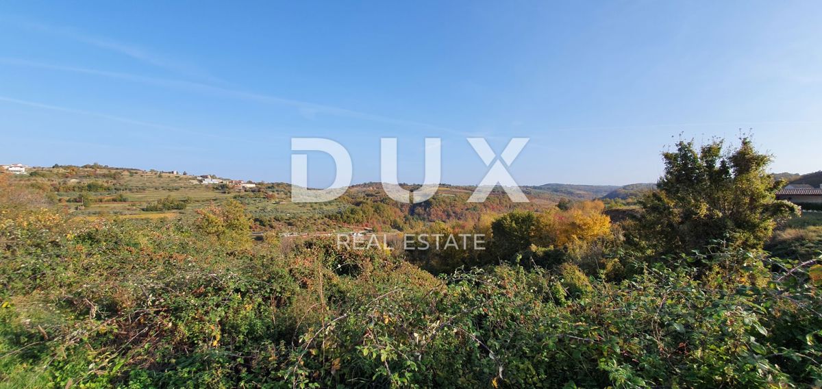 ISTRIA, MOMJAN – Terreno edificabile con vista e costruzioni in pietra