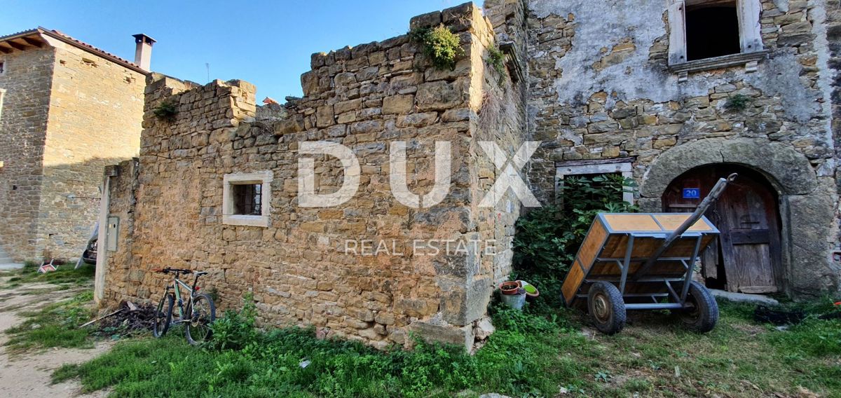 ISTRIA, MOMJAN – Terreno edificabile con vista e costruzioni in pietra