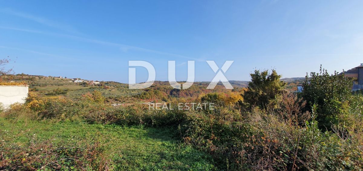 ISTRIA, MOMJAN – Terreno edificabile con vista e costruzioni in pietra