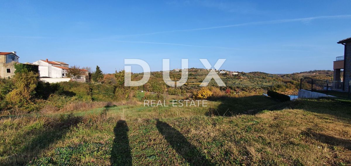ISTRIA, MOMJAN – Terreno edificabile con vista e costruzioni in pietra