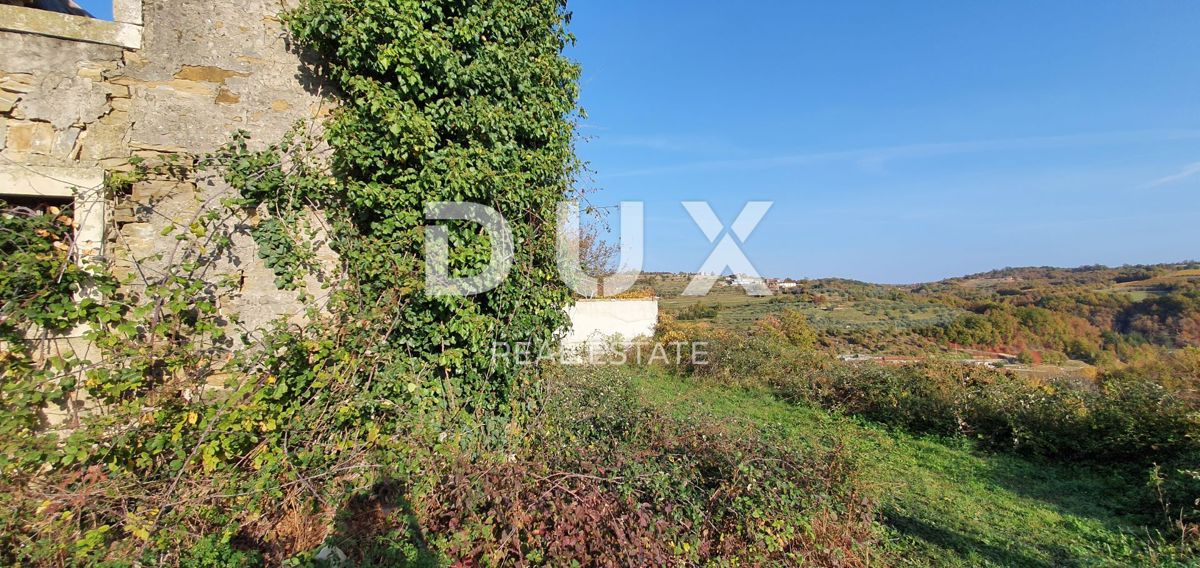 ISTRIA, MOMJAN – Terreno edificabile con vista e costruzioni in pietra