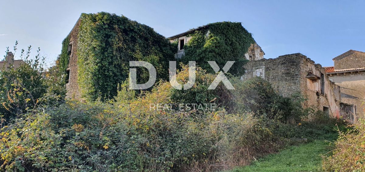 ISTRIA, MOMJAN – Terreno edificabile con vista e costruzioni in pietra