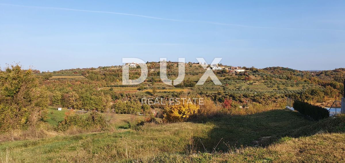 ISTRIA, MOMJAN – Terreno edificabile con vista e costruzioni in pietra