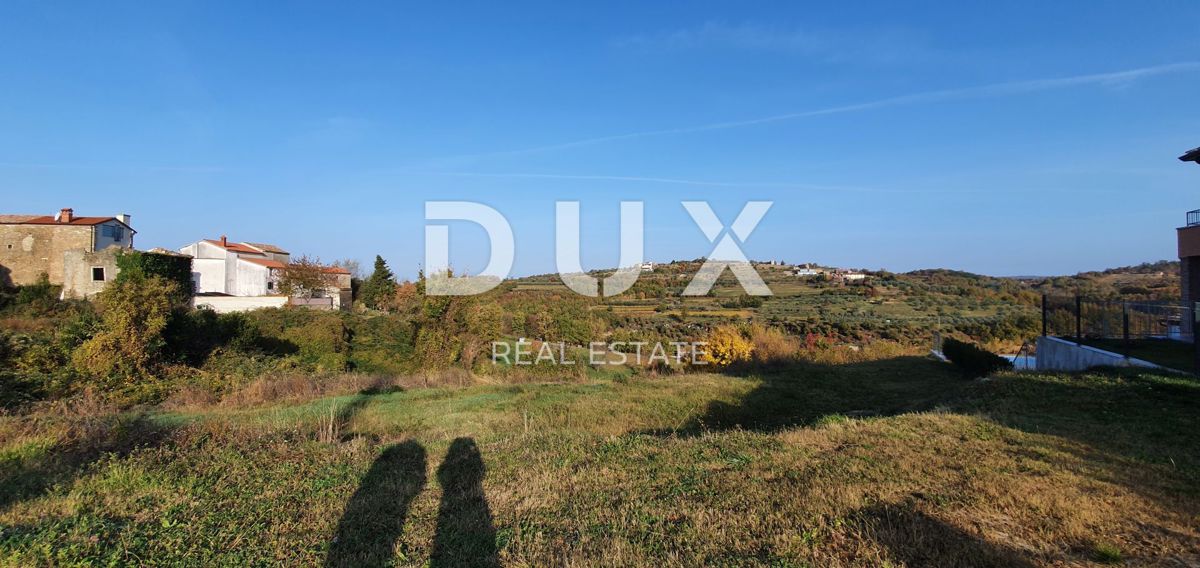 ISTRIA, MOMJAN – Terreno edificabile con vista e costruzioni in pietra