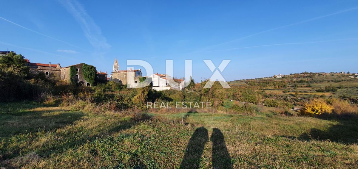 ISTRIA, MOMJAN – Terreno edificabile con vista e costruzioni in pietra