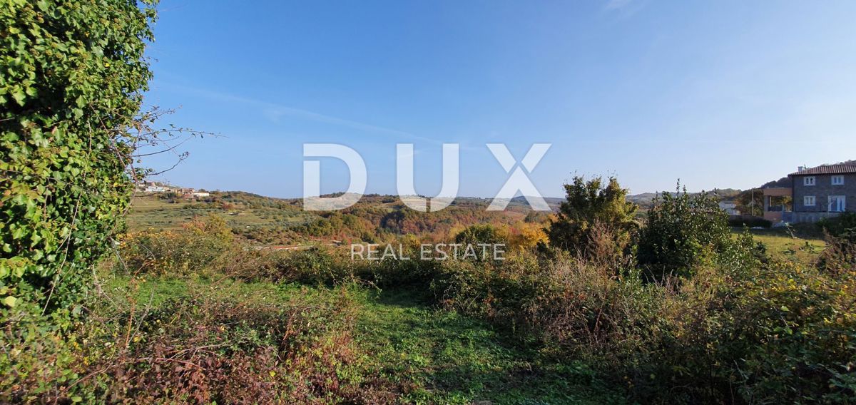 ISTRIA, MOMJAN – Terreno edificabile con vista e costruzioni in pietra