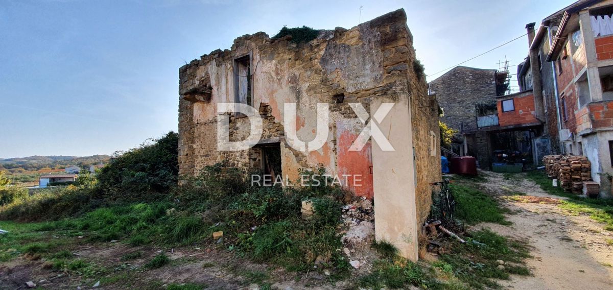 ISTRIA, MOMJAN – Terreno edificabile con vista e costruzioni in pietra