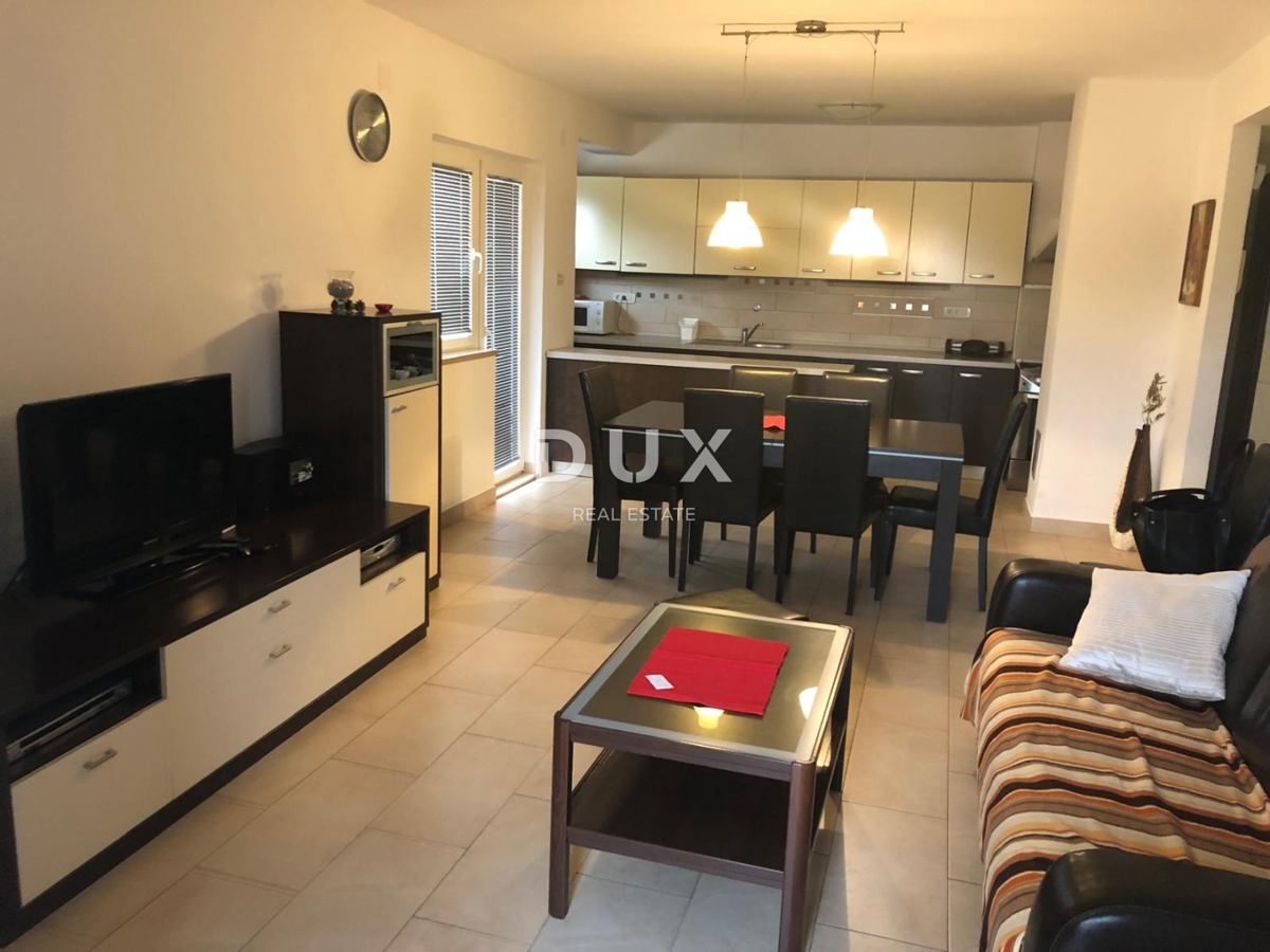 ISTRIA, ROVIGNO - spazioso e ordinato appartamento con tre camere da letto, posto auto e balcone al primo piano vicino al centro!