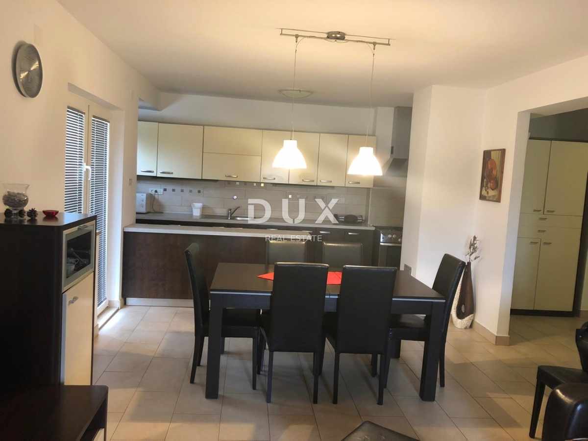 ISTRIA, ROVIGNO - spazioso e ordinato appartamento con tre camere da letto, posto auto e balcone al primo piano vicino al centro!