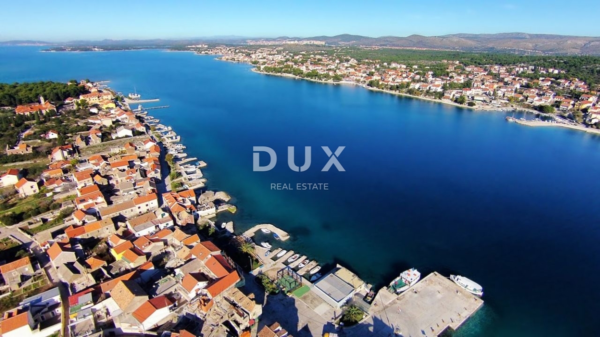 SEBENICO, BRODARICA – TERRENO EDIFICABILE 1040 m², 550 m DAL MARE – IDEALE PER LA COSTRUZIONE DI UN EDIFICIO RESIDENZIALE!