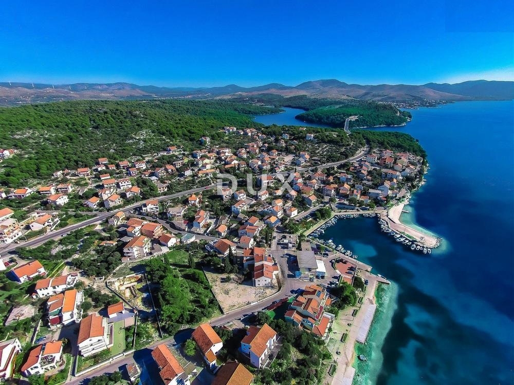 SEBENICO, BRODARICA – TERRENO EDIFICABILE 1040 m², 550 m DAL MARE – IDEALE PER LA COSTRUZIONE DI UN EDIFICIO RESIDENZIALE!