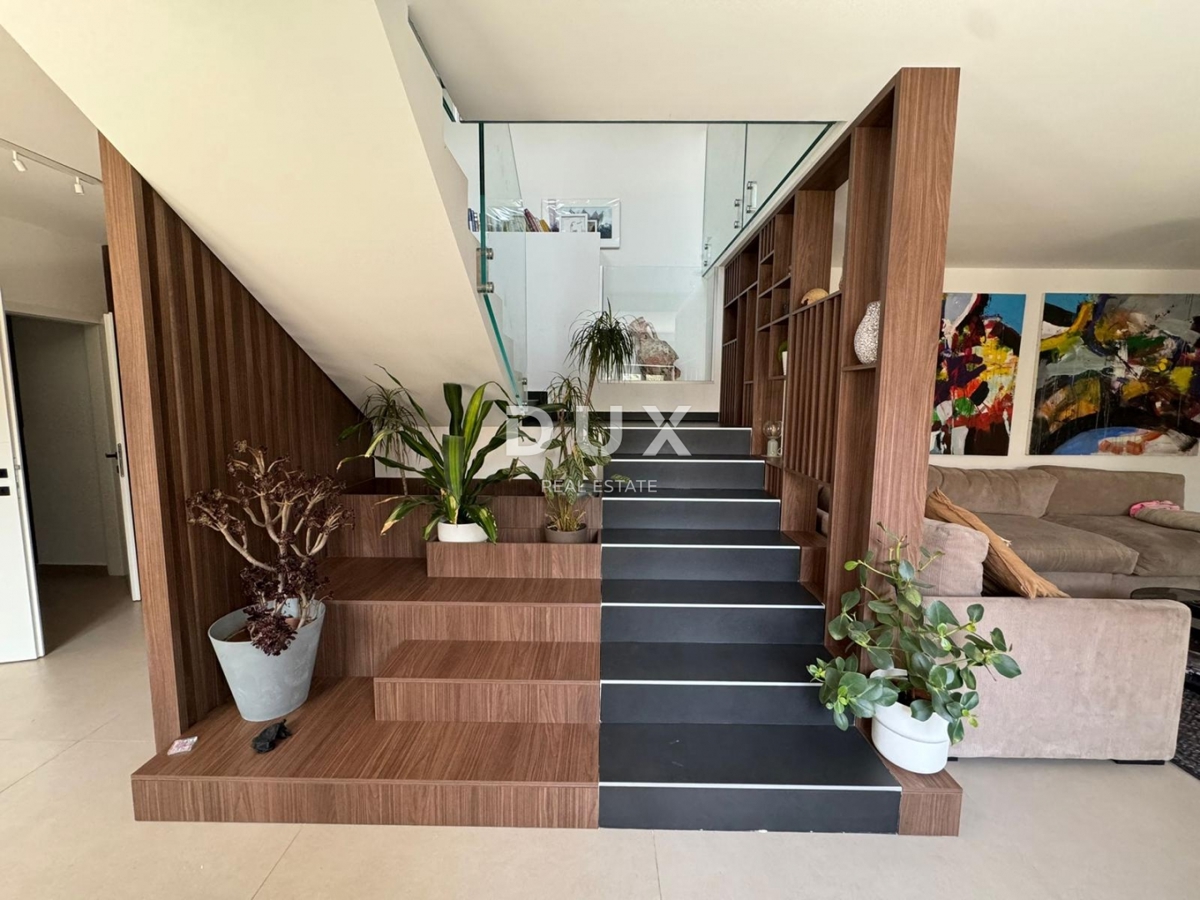 RIJEKA, KOSTRENA - casa moderna con vista panoramica, garage e spazio commerciale, a 500 m dal mare