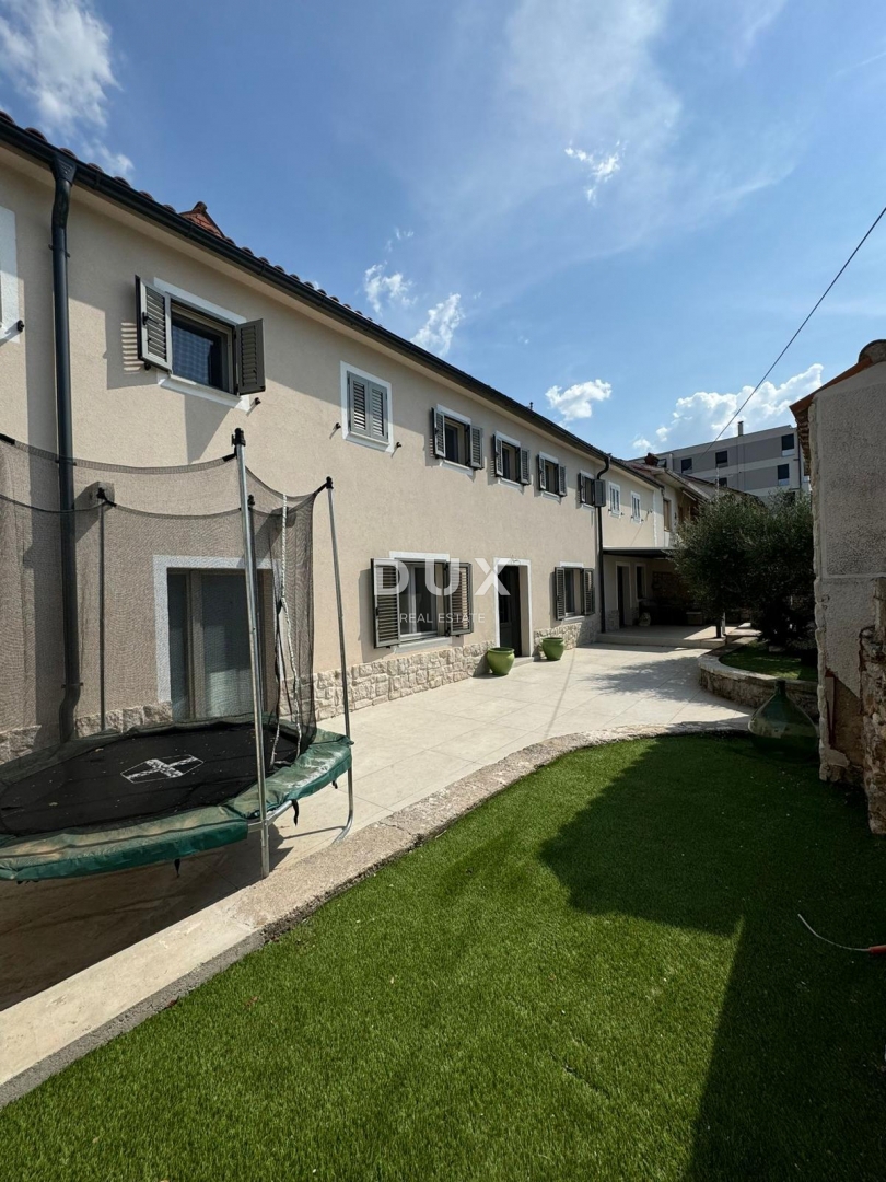 RIJEKA, KOSTRENA - casa moderna con vista panoramica, garage e spazio commerciale, a 500 m dal mare