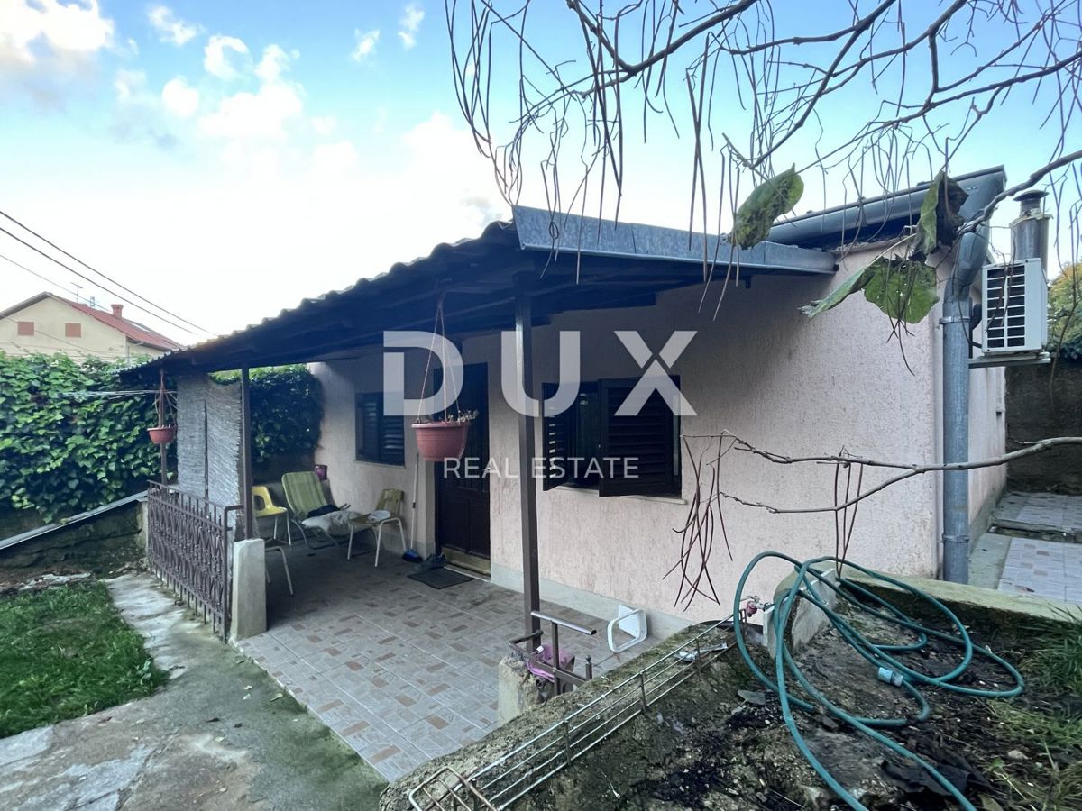 RIJEKA, SRDOČI, CENTRO - casa indipendente con 3 appartamenti + edificio ausiliario + giardino! OPPORTUNITÀ! URGENTE!