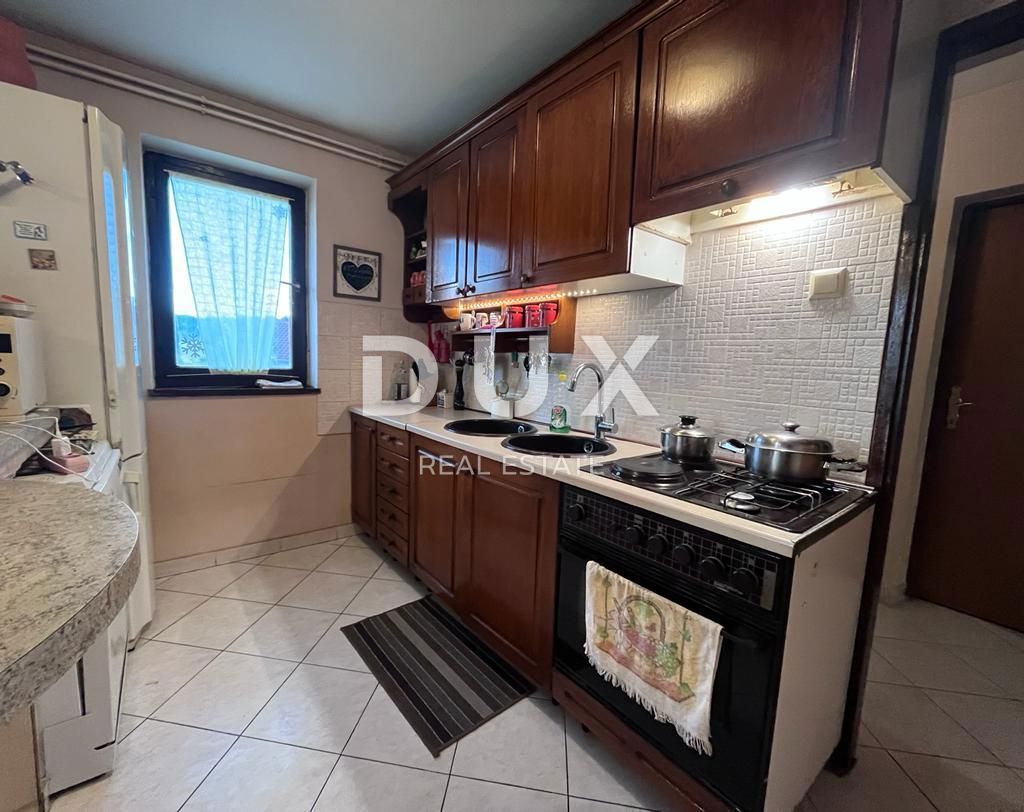 RIJEKA, SRDOČI, CENTRO - casa indipendente con 3 appartamenti + edificio ausiliario + giardino! OPPORTUNITÀ! URGENTE!