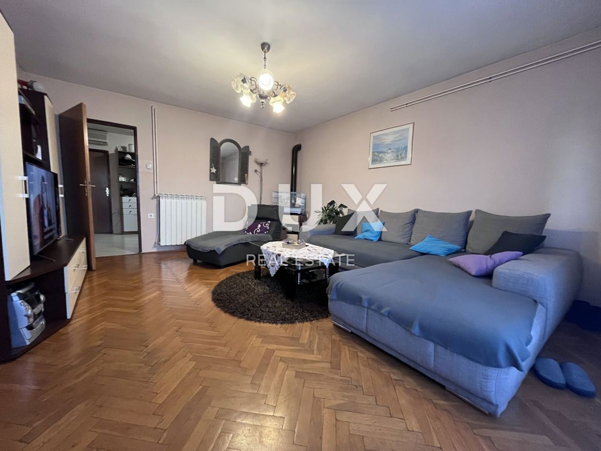 RIJEKA, SRDOČI, CENTRO - casa indipendente con 3 appartamenti + edificio ausiliario + giardino! OPPORTUNITÀ! URGENTE!