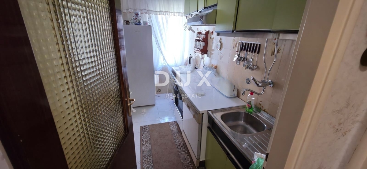 RIJEKA, DONJA VEŽICA – Appartamento ristrutturato con due camere da letto, vista mare e balcone