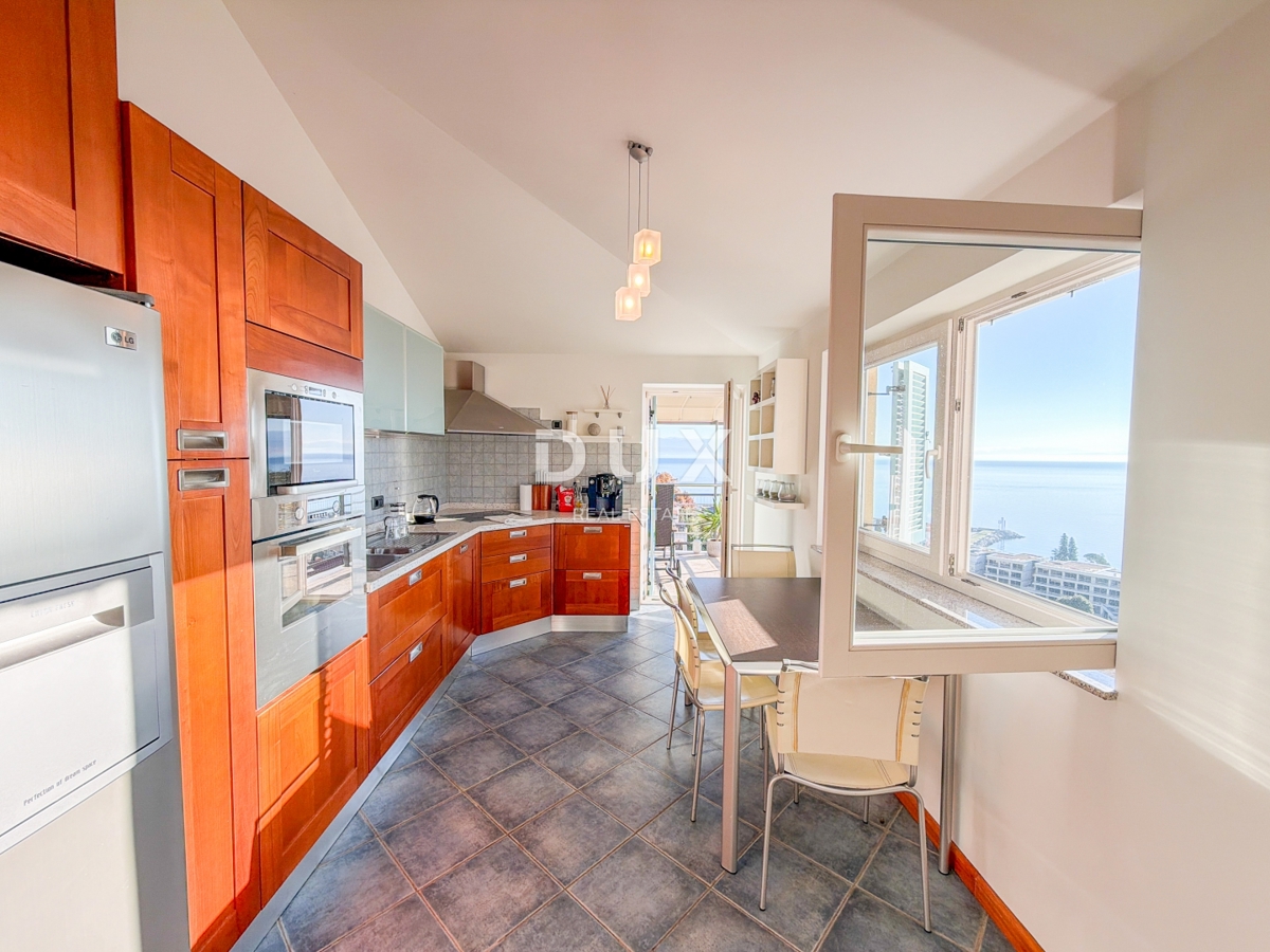 OPATIJA, IČIĆI - attico in una splendida villa sopra il resort Mariott, garage, a 300 metri dalla spiaggia