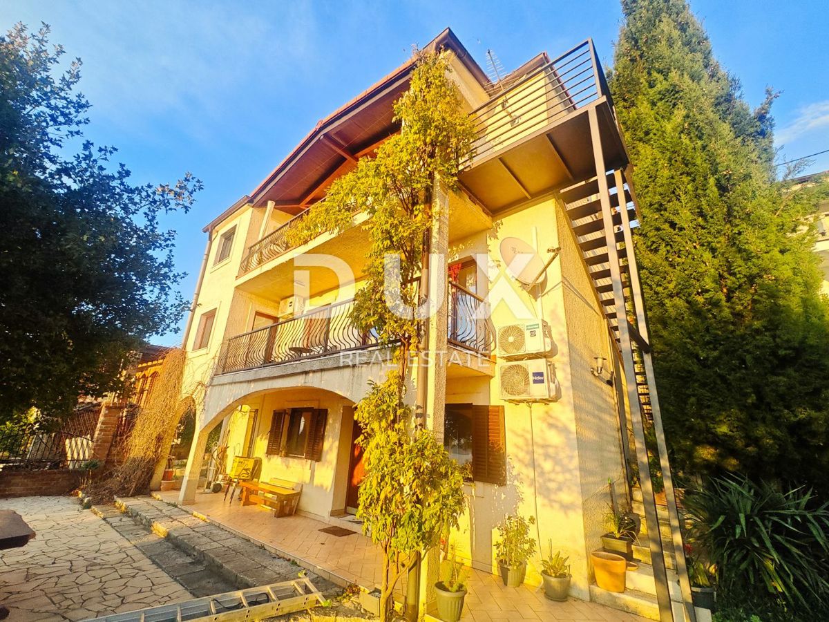 CRIKVENICA - Casa ristrutturata con due appartamenti, vista panoramica!