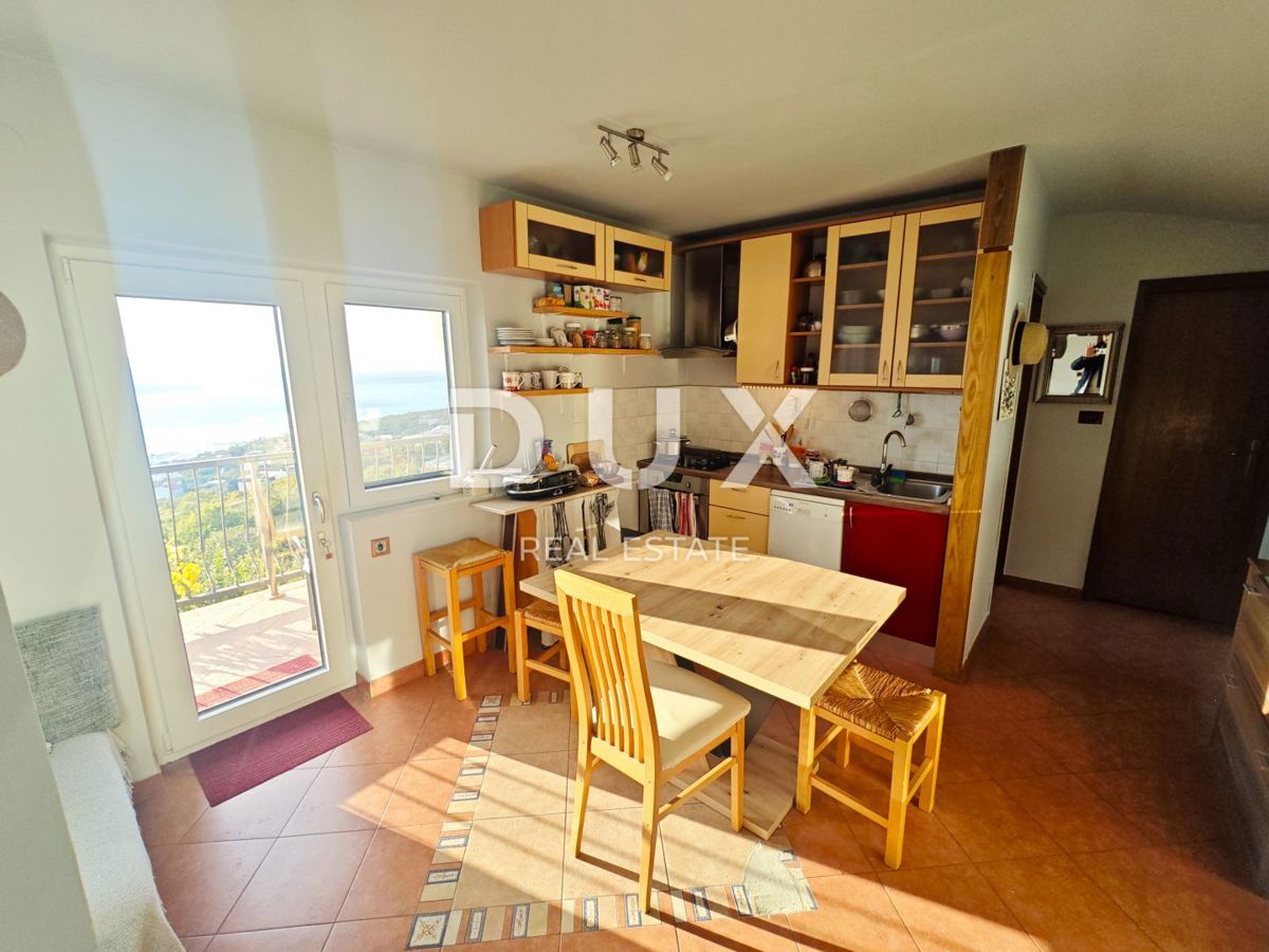 CRIKVENICA - Casa ristrutturata con due appartamenti, vista panoramica!