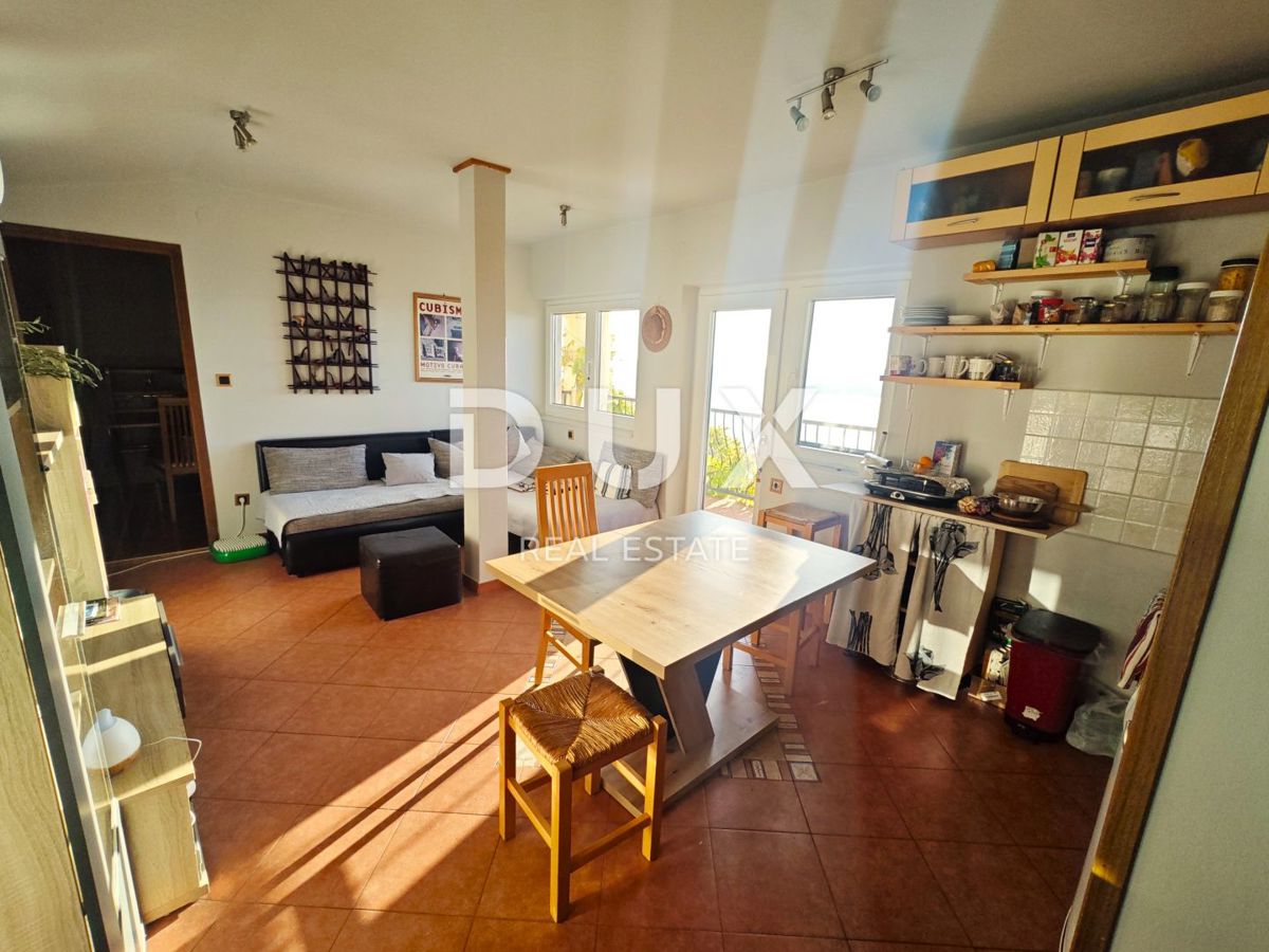 CRIKVENICA - Casa ristrutturata con due appartamenti, vista panoramica!