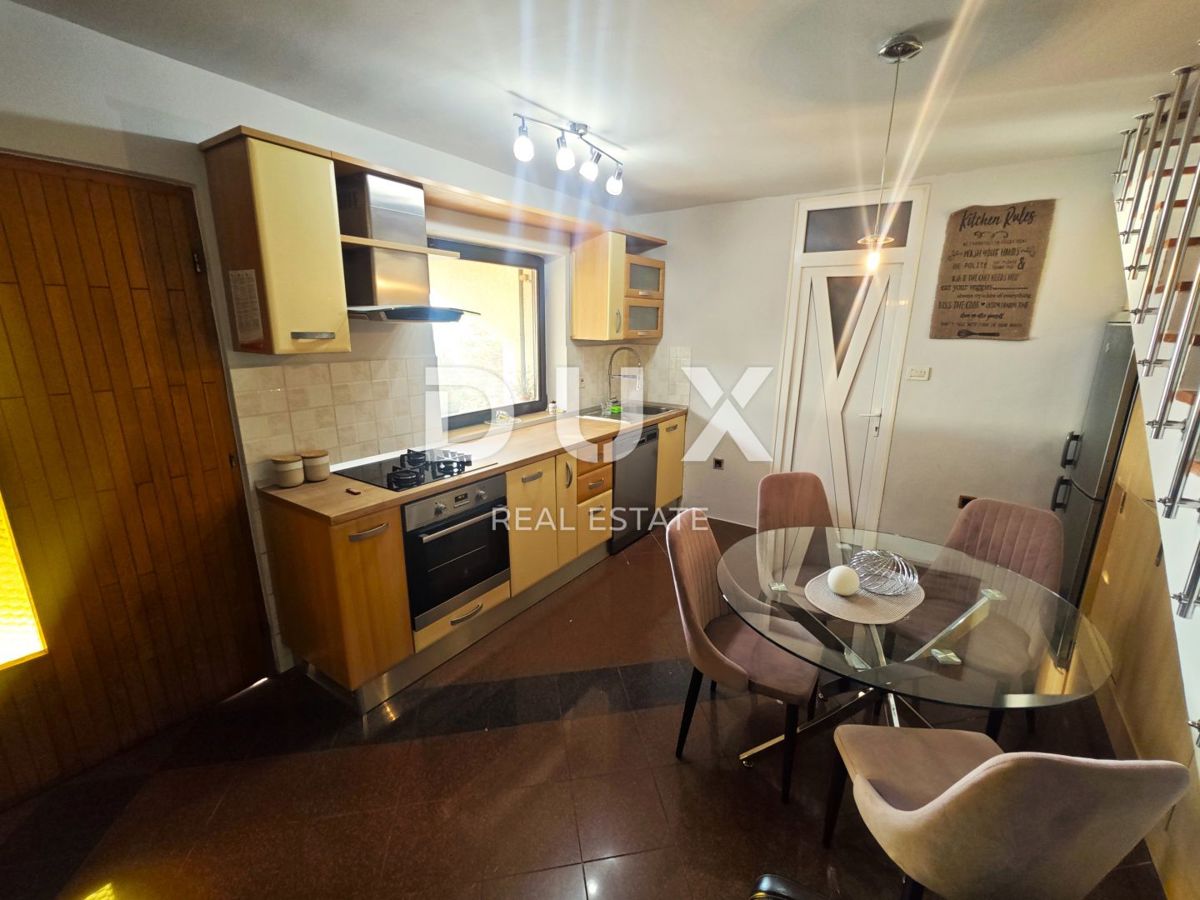 CRIKVENICA - Casa ristrutturata con due appartamenti, vista panoramica!