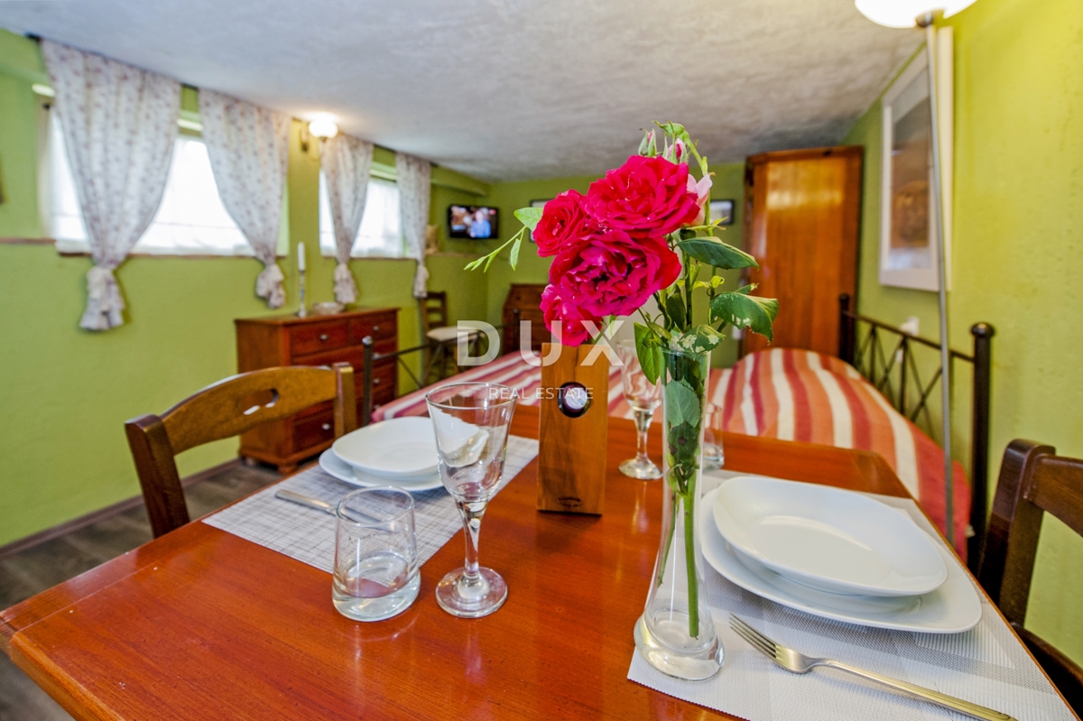 ISTRIA, ROVIGNO - Casa con appartamenti con un bellissimo giardino