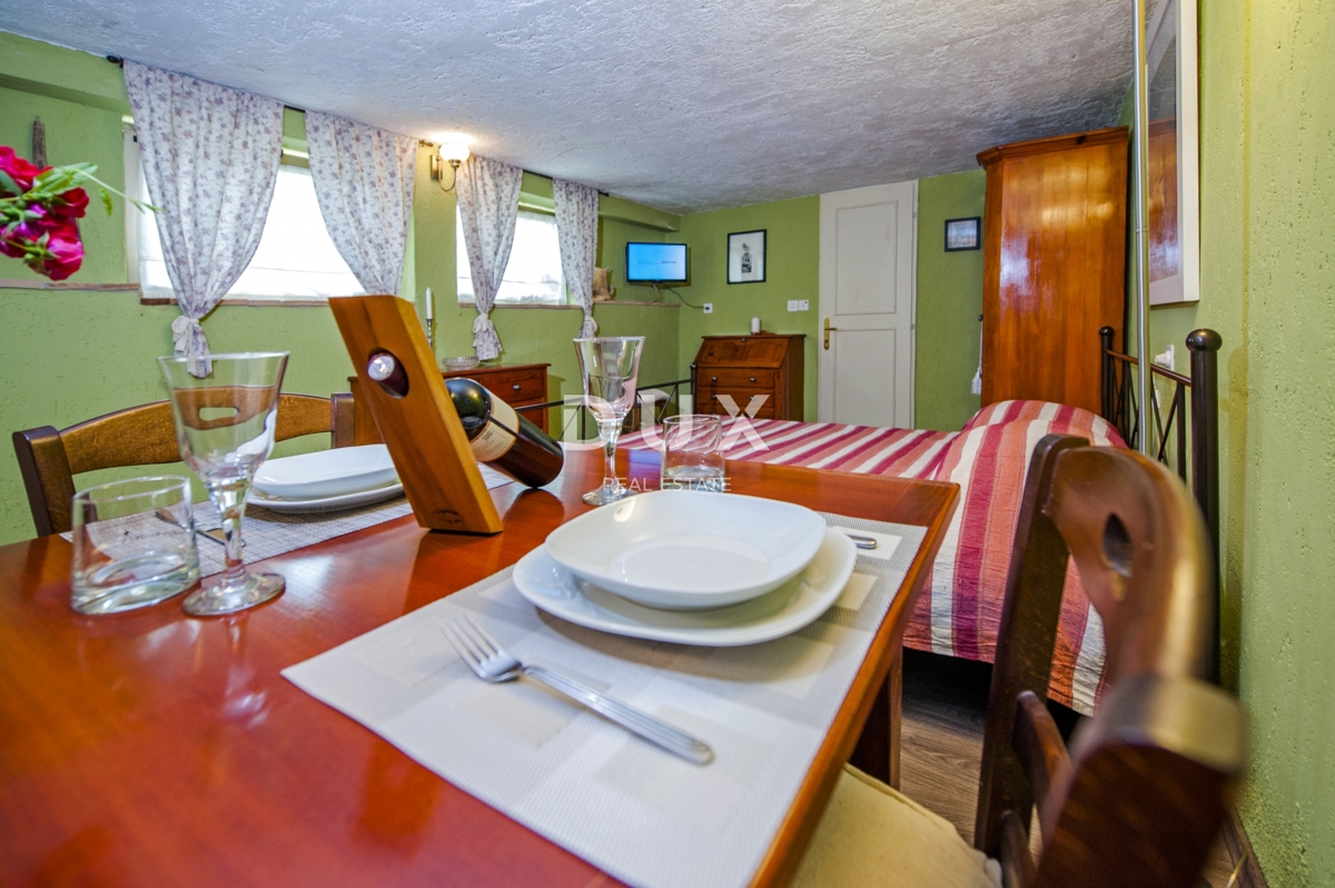 ISTRIA, ROVIGNO - Casa con appartamenti con un bellissimo giardino