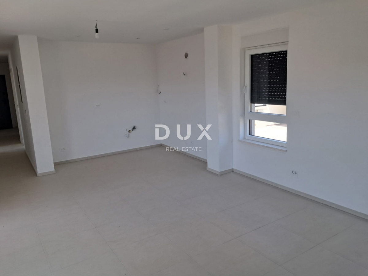 ŠIBENIK, VODICE - Appartamento al primo piano con terrazza e 2 posti auto